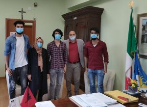 Acquaformosa arrivo famiglia  Afghana foto con il sindaco.jpg