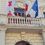 Delegazione della locale Croce Rossa, guidata dal presidente dott. Giuseppe Spina, ha consegnato al sindaco di Castrovillari il prezioso vessillo che poi è stato posto sul davanzale del palazzo di città, di fianco alle bandiere italiana ed europea. In occasione della giornata mondiale della Croce Rossa